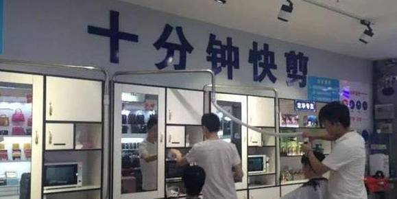 理发价格越来越贵_美发店称赚不到钱_洗剪吹自由越来越难(發型師極目理發店)