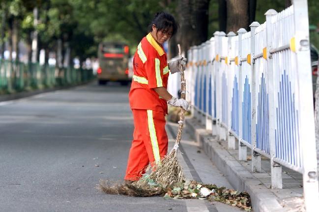 教师退休后做清洁工_却被人无情嘲讽(退休被人清潔工)