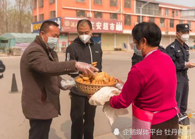 “暖心”6旬村民做1500余个糖糕送一线(線人牡丹晚報)